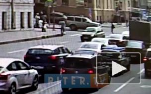 Видео: легковой автомобиль сбил двух пешеходов на Кадетской линии