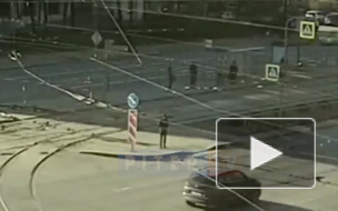 Видео: в Московском районе иномарка врезалась в трамвайную остановку