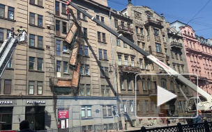 Видео: на Кирочной начали демонтаж балконов после обрушения