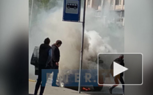 Видео: на проспекте Просвещения загорелся автомобиль