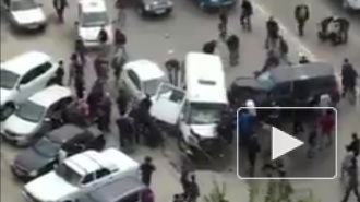 Появилось видео из Махачкалы: Бронированный джип протаранил маршрутку и сбил насмерть пешехода