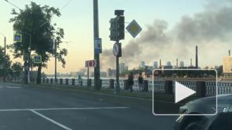 Столб дыма от горящих покрышек на Дальневосточном виден всему Петербургу