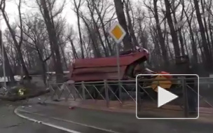 Жуткое видео из Ростова-на-Дону: дерево упало на КАМАЗ и убило двух человек