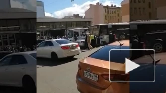 Автомобиль ДПС врезался в автобус у метро "Василеостровская"