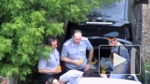 Полицейские Орла, пьянствующие во дворе жилого дома, попали на видео