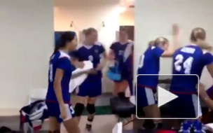 У России золото по гандболу. Видео первых минут после победы из раздевалки 