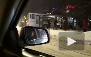 Россияне на ходу выпрыгнули из автобуса из-за потерявшего сознание водителя