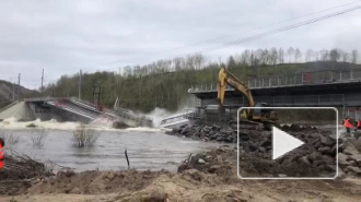 Под Мурманском в воду рухнул железнодорожный мост