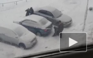 Жестокое избиение влюбленной пары в Омске попало на видео