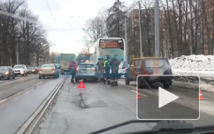 Легковушка врезалась в автобус на 2-ом Муринском проспекте