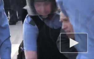 Журналист НТВ снял на видео, как Навальному ломают руку при задержании