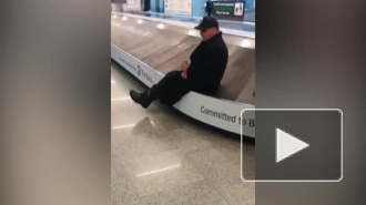 Тилль Линдеманн прокатился на ленте выдачи багажа в Пулково