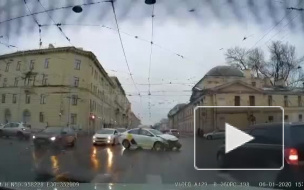 Видео: таксист проехал на "красный" на Боткинской и попал в ДТП 