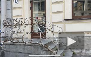 Жители Петроградского района несколько лет жалуются на опасное крыльцо с ржавыми прутьями
