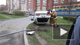 На Комендантском водитель не справился с управлением, автомобиль перевернулся, автовладелец скрылся