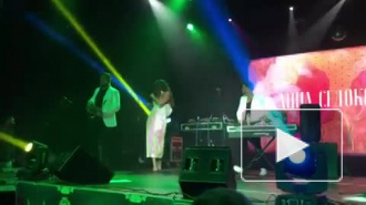 Видео: Анна Седокова ловила расстегнутое платье во время концерта