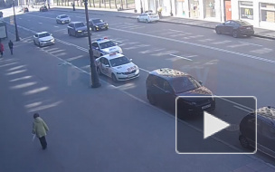 Сотрудники ДПС развернулись через двойную сплошную у метро "Петроградская"