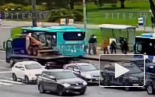 Инцидент с "возгоранием" автобуса на Ветеранов попал на видео