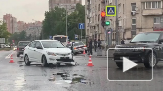 От столкновения "Соляриса" и "Лады" на Малой Балканской пострадали пешеходы