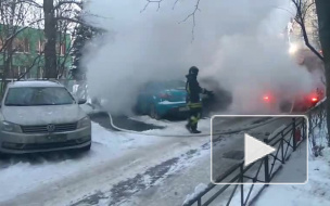 В Петербурге на Лени Голикова загорелся автомобиль