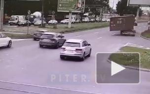 Видео: упавший контейнер перегородил дорогу машинам на Витебском проспекте
