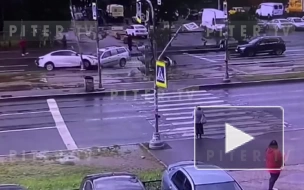 Видео: две иномарки снесли светофор на улице Коллонтай