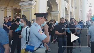 Акция ”Кормим голубей” в поддержку Хабаровска проходит у Гостиного двора