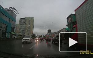 Появилось видео тройного ДТП на перекрестке в Новосибирске