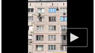 Видео: младенец чуть не выпал из окна многоэтажки в Кемерово