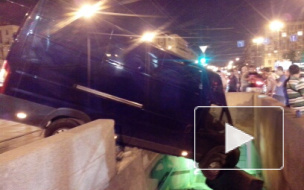 На Новочеркасском проспекте микроавтобус грациозно повис над переходом после ДТП