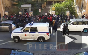 Видео: полиция разогнала толпу у консульства Узбекистана в Петербурге 