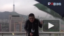 Жуткое видео из Китая: В телеведущего попал разряд молнии во время прямого эфира