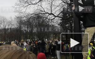 "Свободу", "Врача Алексею Навальному": протестующие скандируют на Сенатской площади