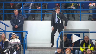 Танцующий охранник на матче «Сибири» стал звездой на YouTube