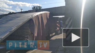 На улице Боровая большегруз потерял крышу под "мостом глупости"