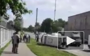 Видео из Москвы: На юге столицы "скорая" перевернулась в результате столкновения с грузовиком
