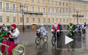 В Петербурге сегодня проходит юбилейный Велопарад Дедов Морозов и Снегурочек