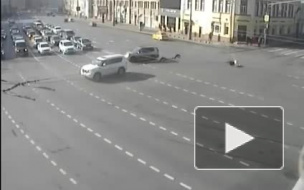 Появилось видео аварии в центре Москвы с участием мотоцикла, но без наездника