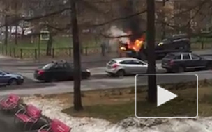Появилось видео с горящим эвакуатором на Васильевском острове Появилось видео с горящим эвакуатором на Васильевском острове