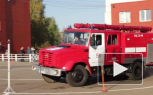 Пожарным дали порулить "змейкой", а затем "пострелять" водой