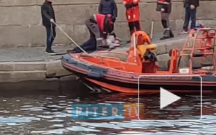 Видео: Из Фонтанки достали мужчину без сознания 