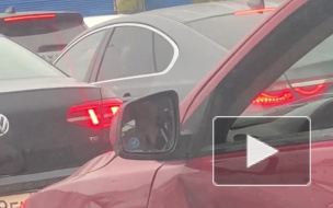 Занятой петербуржец брился за рулем (видео) 