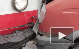 "Газель" с грохотом врезалась в трамвай на перекрестке Волковского и Бухарестской, образовалась огромная пробка