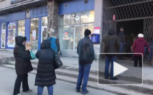 Видео: на Замшина собралась очередь у почты 