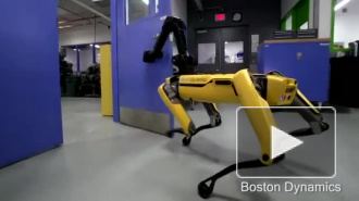 BostonDynamics: Вежливый робот научился открывать дверь