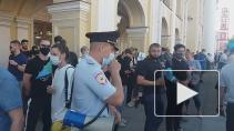 Акция ”Кормим голубей” в поддержку Хабаровска проходит у Гостиного двора