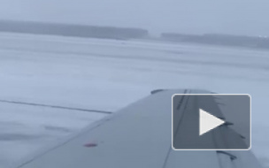 Видео: В Чикаго самолет занесло при посадке и вынесло в поле