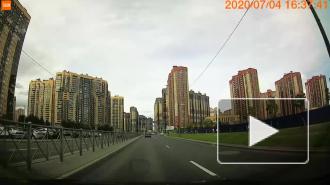 В Петербурге мотоциклист разбил нос и зеркало водителю желтого фургона