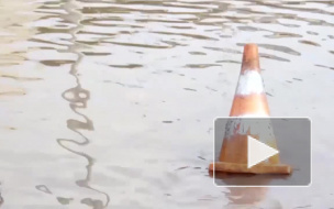 На Васильевском острове на Наличной улице прорвало трубу: кипяток лился во двор