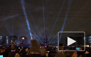 В центре Петербурга стартовал фестиваль "Рождественская звезда". Вот как там все горит